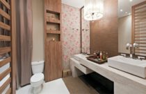 Papel de parede de banheiro-com estampa de flores rosas