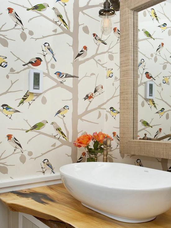Papel de parede de banheiro com estampa de pássaros