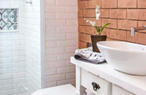 Papel de parede de banheiro com estampa de tijolos