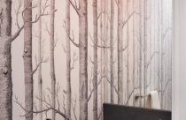 Papel de parede de banheiro com estampa de troncos