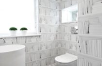 Papel de parede de banheiro com estampa prateleira de livros