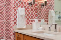 Papel de parede de banheiro com estampas vermelhas