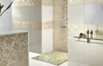 Papel de parede de banheiro com faixas douradas