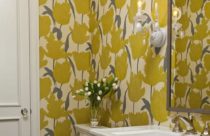 Papel de parede de banheiro com flores amarelas