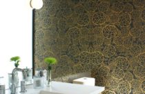 Papel de parede de banheiro com flores estampado