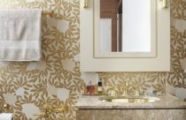 Papel de parede de banheiro com folhas douradas