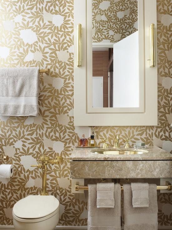 Papel de parede de banheiro com folhas douradas