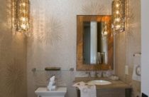 Papel de parede de banheiro dourado com estampas