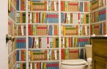 Papel de parede de banheiro que imita estante de livros