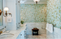Papel de parede de banheiro verde-claro com estampa de flores