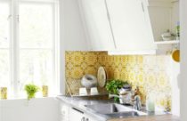 Papel de parede na cozinha com desenhos amarelo