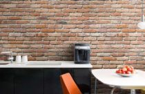 Papel de parede na cozinha que imita tijolos