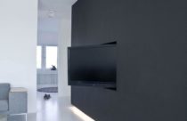 Sala de TV com parede minimalista grafite