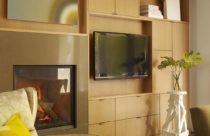 Sala de TV com estante de madeira simples