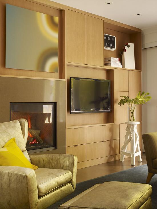 Sala de TV com estante de madeira simples