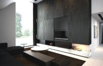 Sala de TV com moveis de madeira escura