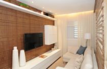 Sala de TV com parede de madeira