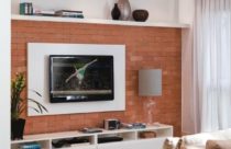 Sala de TV com parede de tijolos aparente
