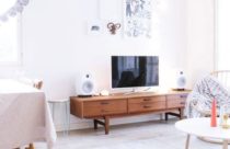 Sala de TV com rack de madeira