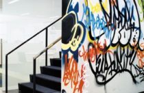 Grafite colorido na parede da escada
