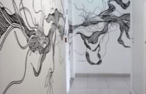 Grafite com desenho abstrato no corredor