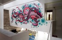 Grafite com desenho colorido no mezanino