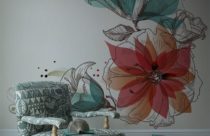Grafite com desenho de flores em sala com poltrona estampada