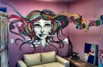 Grafite com desenho de mulher para sala pequena
