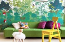 Grafite com desenho de plantas para sala com sofá verde