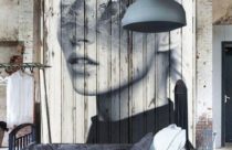Grafite com rosto de mulher desenhado na parede de madeira