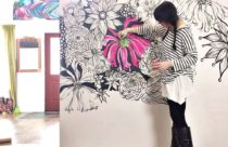 Grafite com flores em parede que separa dois ambientes