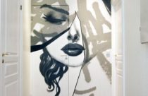 Grafite no fundo do corredor com desenho de rosto de mulher