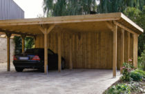 Garagem coberta de madeira