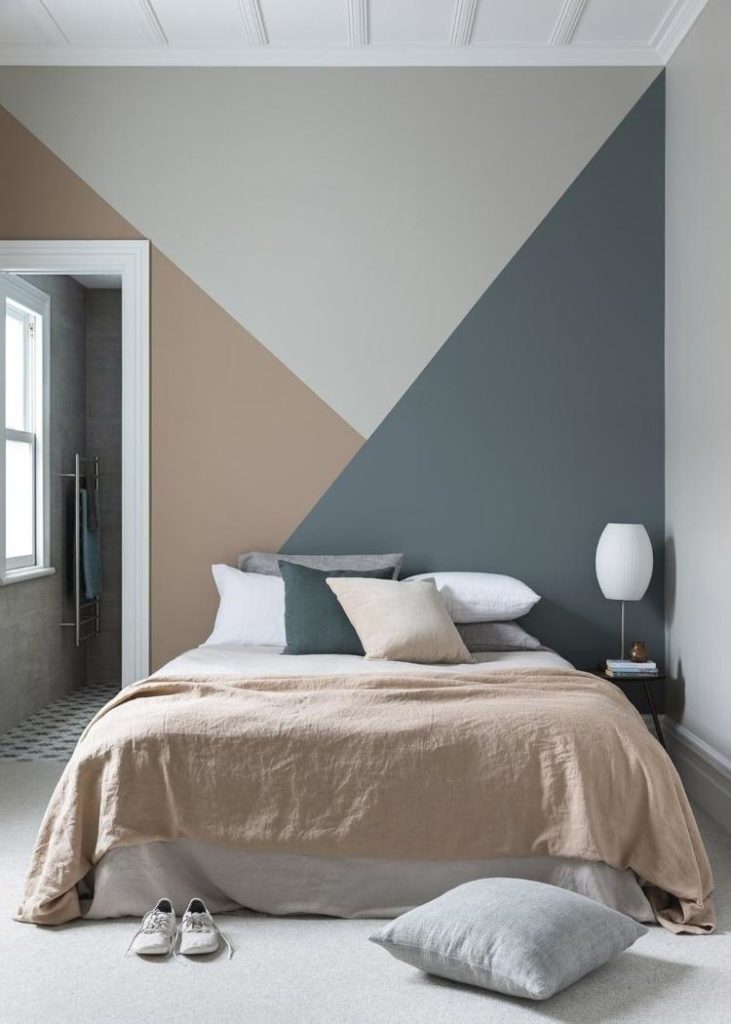 Pintura triangular nas paredes do quarto