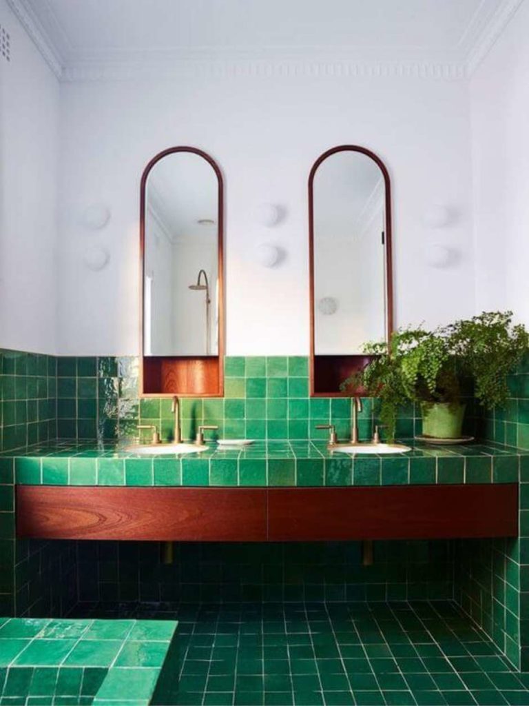 Revestimento geométrico verde para banheiro