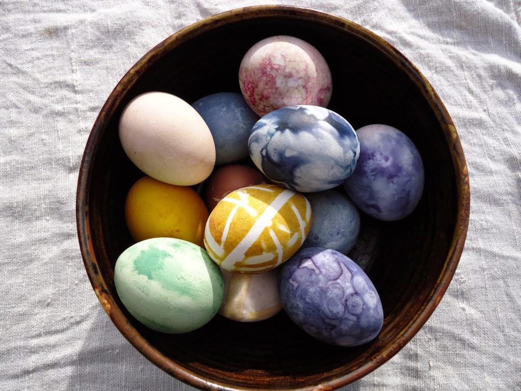Chantily e corante em diferentes cores nos ovos