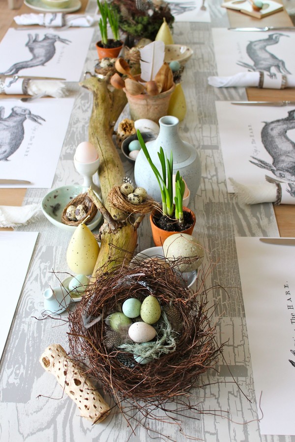Decoração de mesa de almoço de Páscoa com centro de mesa decorado