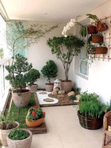 Decoração de varanda com vasos de plantas