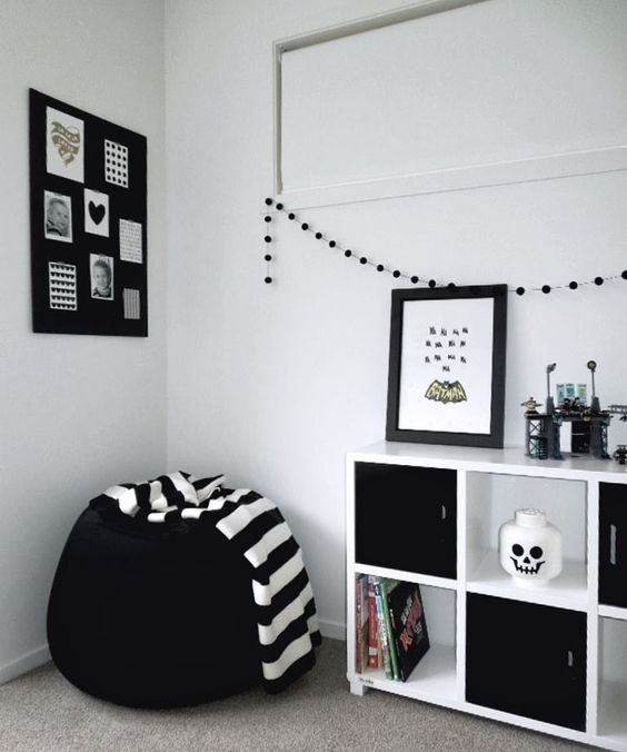 Puff preto para decoração de quarto preto e branco