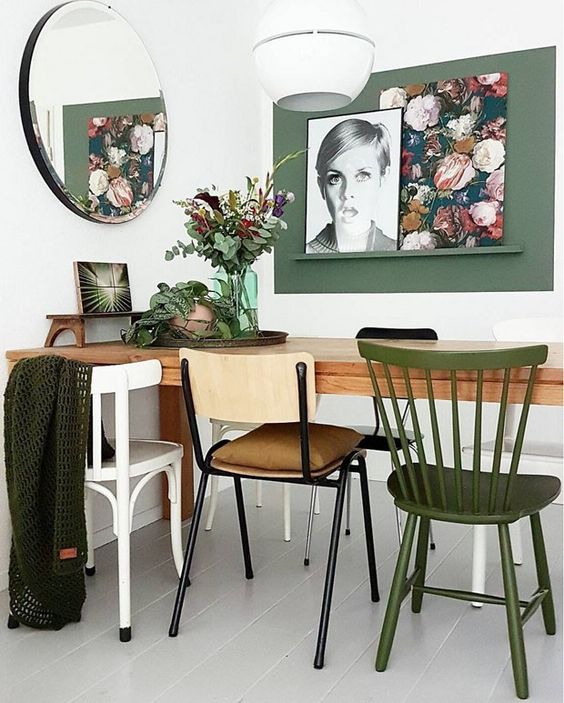 Sala de jantar vintage com cadeira na cor verde-oliva